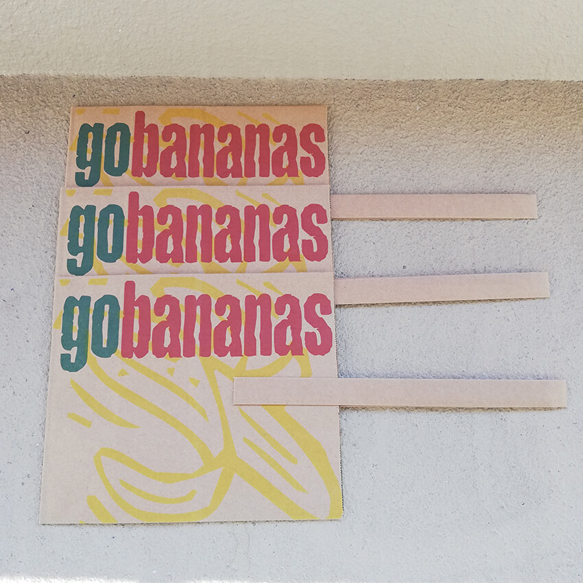 バナナの絵柄入りの紙袋1
