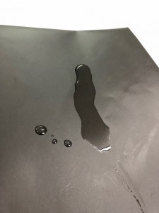 黒いマットPPがされた封筒に水を垂らす実験