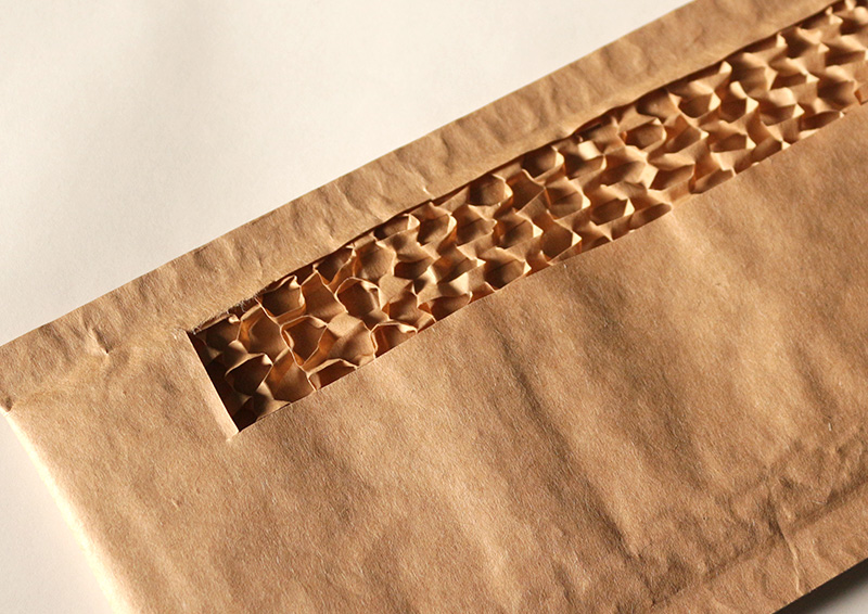 紙製クッション封筒　ハニカム構造の紙ネット