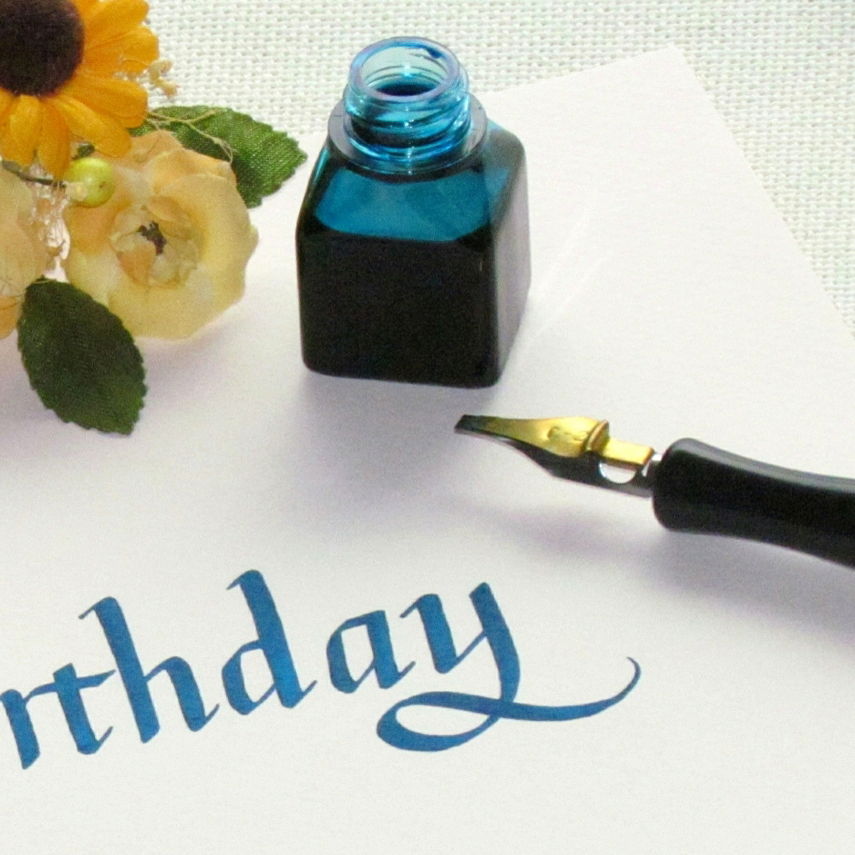 カリグラフィー練習帳で練習する手元