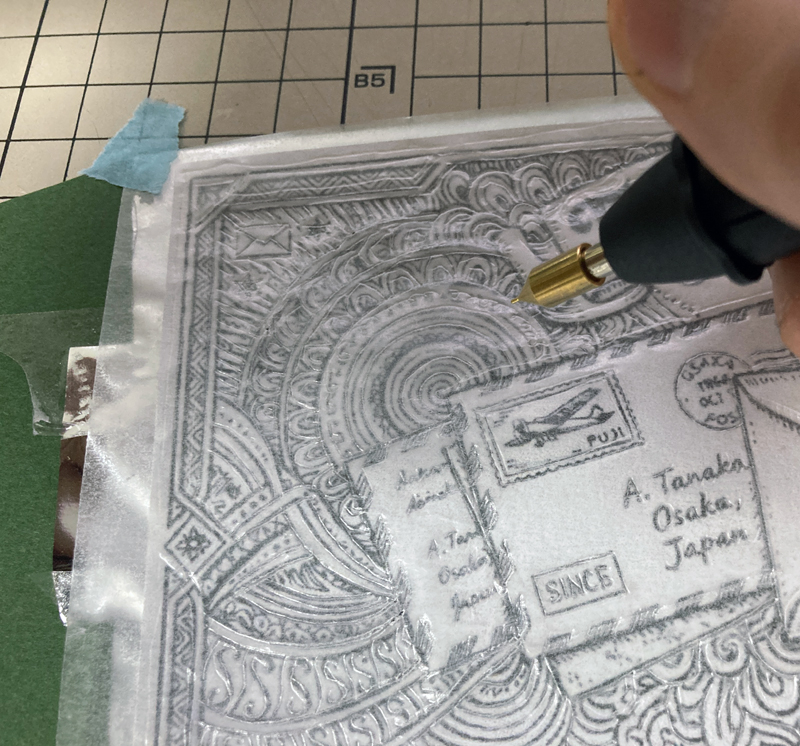 箔押しペンで図案をなぞる工程